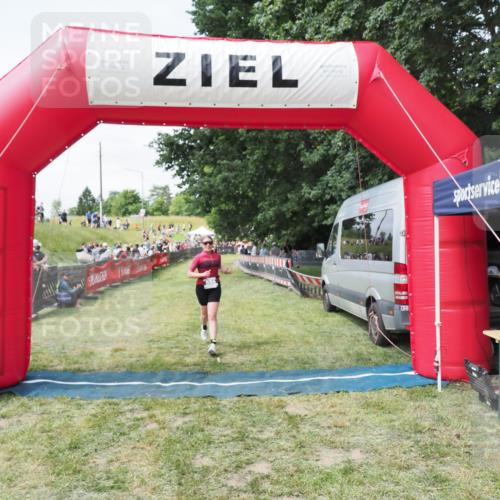 21.06.2025 - 27. Vierlanden-Triathlon MichiJ http://msf.ph/oto/8024529 15.06.2026 11:52:31 Ziel 556 meine-sportfotos.de