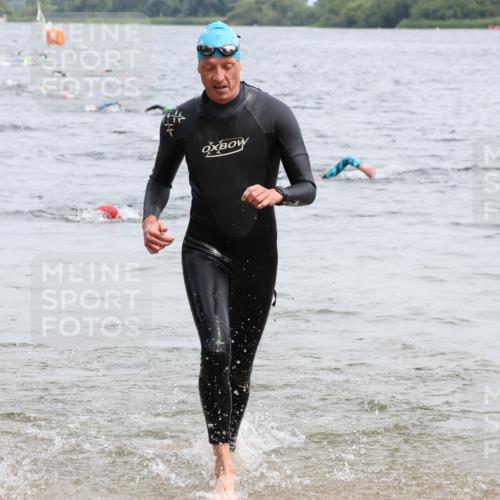 15.06.2025 - 27. Vierlanden-Triathlon Lena Gebhardt http://msf.ph/oto/8024539 15.06.2025 10:55:40 Schwimmen 639, 656, 712, 736 meine-sportfotos.de