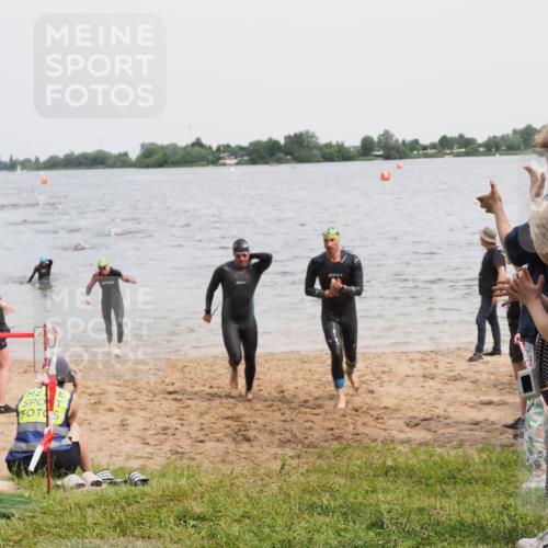 21.06.2025 - 27. Vierlanden-Triathlon MichiJ http://msf.ph/oto/8024542 15.06.2026 10:55:31 Schwimmen 639, 656, 736, 740 meine-sportfotos.de