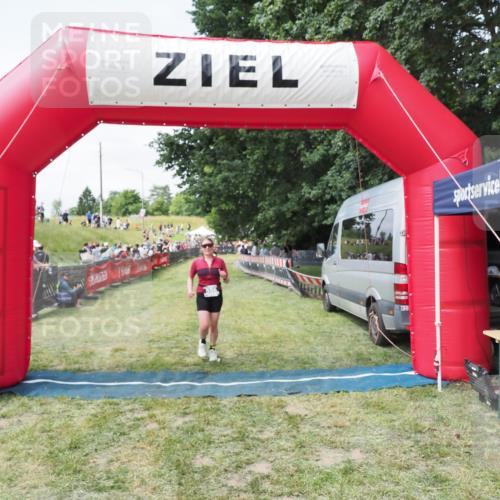 21.06.2025 - 27. Vierlanden-Triathlon MichiJ http://msf.ph/oto/8024543 15.06.2026 11:52:31 Ziel 556 meine-sportfotos.de