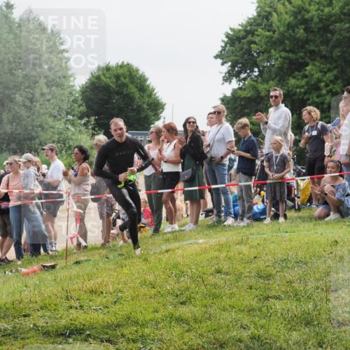 15.06.2025 - 27. Vierlanden-Triathlon KatJ http://msf.ph/oto/8024546 15.06.2025 10:57:56 Schwimmen 647, 686, 705, 738, 774 meine-sportfotos.de