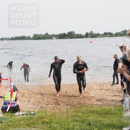21.06.2025 - 27. Vierlanden-Triathlon MichiJ http://msf.ph/oto/8024548 15.06.2026 10:55:32 Schwimmen 639, 656, 736, 740 meine-sportfotos.de