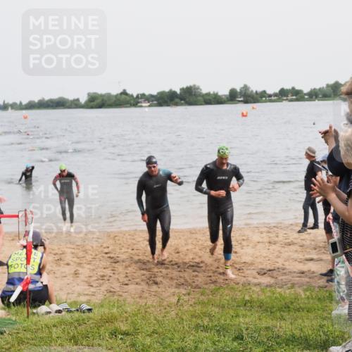 21.06.2025 - 27. Vierlanden-Triathlon MichiJ http://msf.ph/oto/8024558 15.06.2026 10:55:32 Schwimmen 639, 656, 736, 740 meine-sportfotos.de