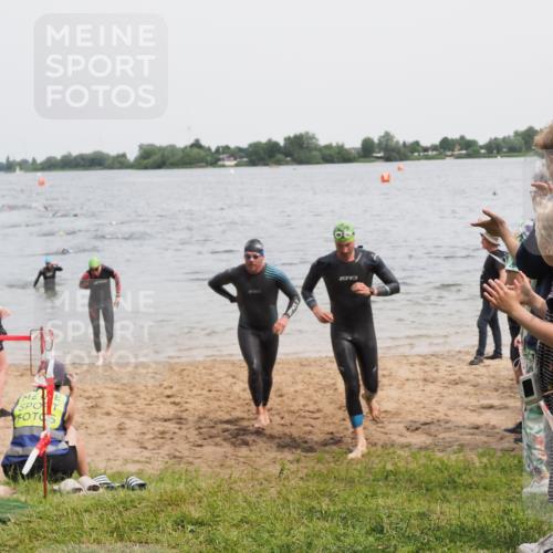 21.06.2025 - 27. Vierlanden-Triathlon MichiJ http://msf.ph/oto/8024572 15.06.2026 10:55:32 Schwimmen 639, 656, 736, 740 meine-sportfotos.de