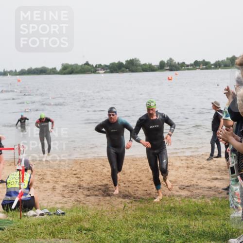 21.06.2025 - 27. Vierlanden-Triathlon MichiJ http://msf.ph/oto/8024577 15.06.2026 10:55:32 Schwimmen 639, 656, 736, 740 meine-sportfotos.de