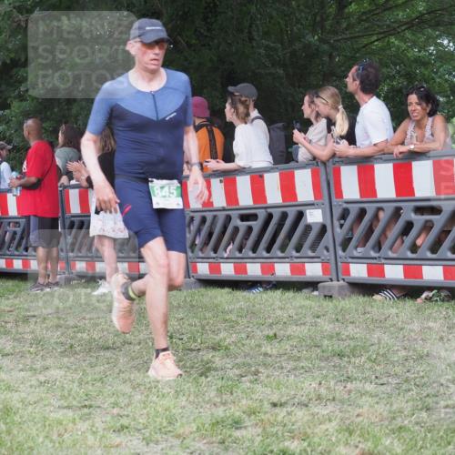 21.06.2025 - 27. Vierlanden-Triathlon KatJ http://msf.ph/oto/8024578 15.06.2025 13:26:58 Ziel 829, 1049, 1051, 1052 meine-sportfotos.de