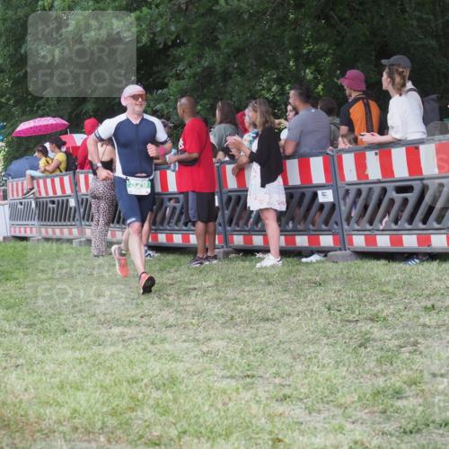 21.06.2025 - 27. Vierlanden-Triathlon KatJ http://msf.ph/oto/8024594 15.06.2025 13:27:00 Ziel 829, 1049, 1051, 1052 meine-sportfotos.de