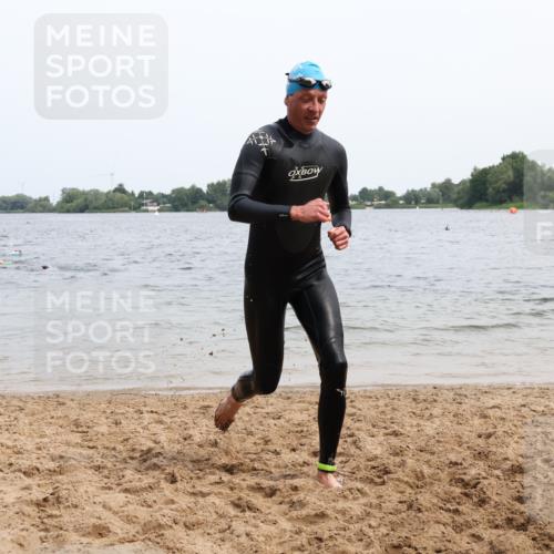 15.06.2025 - 27. Vierlanden-Triathlon Lena Gebhardt http://msf.ph/oto/8024595 15.06.2025 10:55:42 Schwimmen 639, 712, 736 meine-sportfotos.de