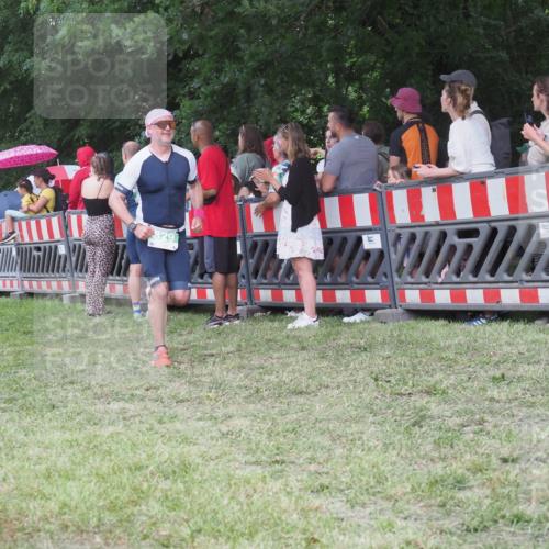 21.06.2025 - 27. Vierlanden-Triathlon KatJ http://msf.ph/oto/8024599 15.06.2025 13:27:00 Ziel 829, 1049, 1051, 1052 meine-sportfotos.de