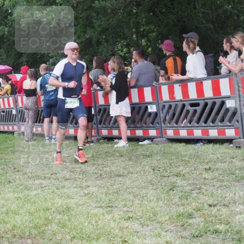 21.06.2025 - 27. Vierlanden-Triathlon KatJ http://msf.ph/oto/8024604 15.06.2025 13:27:00 Ziel 829, 1049, 1051, 1052 meine-sportfotos.de