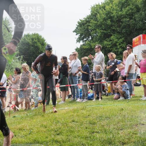 15.06.2025 - 27. Vierlanden-Triathlon KatJ http://msf.ph/oto/8024607 15.06.2025 10:57:58 Schwimmen 647, 686, 705, 738, 774 meine-sportfotos.de