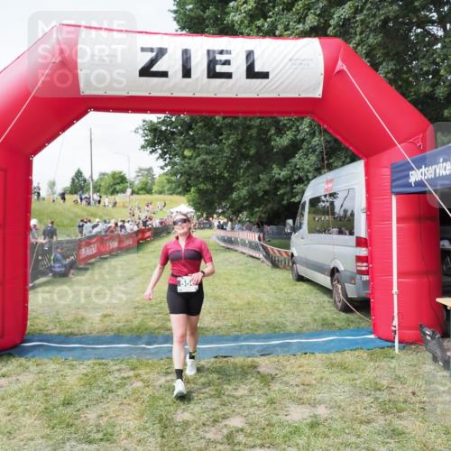 21.06.2025 - 27. Vierlanden-Triathlon MichiJ http://msf.ph/oto/8024608 15.06.2026 11:52:32 Ziel 556 meine-sportfotos.de