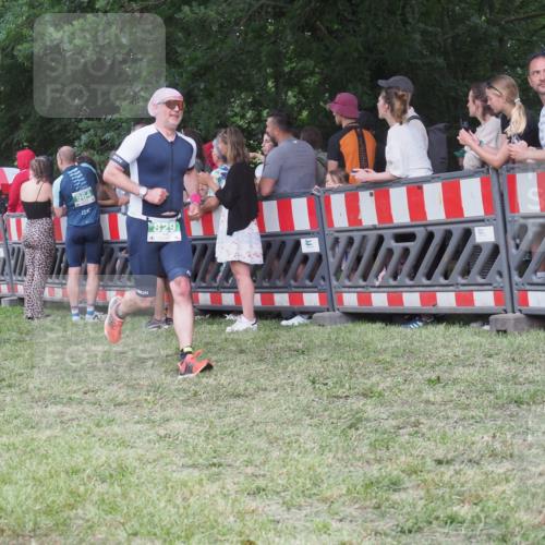 21.06.2025 - 27. Vierlanden-Triathlon KatJ http://msf.ph/oto/8024609 15.06.2025 13:27:00 Ziel 829, 1049, 1051, 1052 meine-sportfotos.de