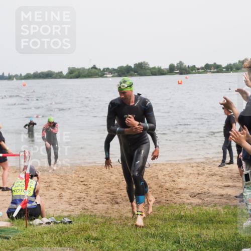 21.06.2025 - 27. Vierlanden-Triathlon MichiJ http://msf.ph/oto/8024612 15.06.2026 10:55:33 Schwimmen 639, 656, 736, 740 meine-sportfotos.de