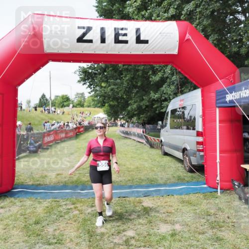 21.06.2025 - 27. Vierlanden-Triathlon MichiJ http://msf.ph/oto/8024619 15.06.2026 11:52:32 Ziel 556 meine-sportfotos.de