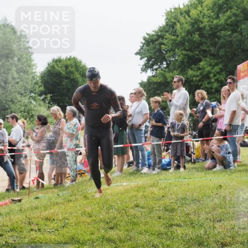 15.06.2025 - 27. Vierlanden-Triathlon KatJ http://msf.ph/oto/8024630 15.06.2025 10:57:59 Schwimmen 647, 686, 705, 738, 774 meine-sportfotos.de