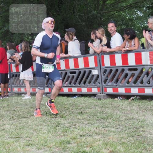 21.06.2025 - 27. Vierlanden-Triathlon KatJ http://msf.ph/oto/8024634 15.06.2025 13:27:01 Ziel 829, 1049, 1051, 1052 meine-sportfotos.de