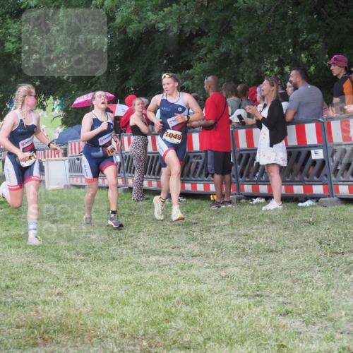 21.06.2025 - 27. Vierlanden-Triathlon KatJ http://msf.ph/oto/8024663 15.06.2025 13:27:03 Ziel 1049, 1051, 1052 meine-sportfotos.de