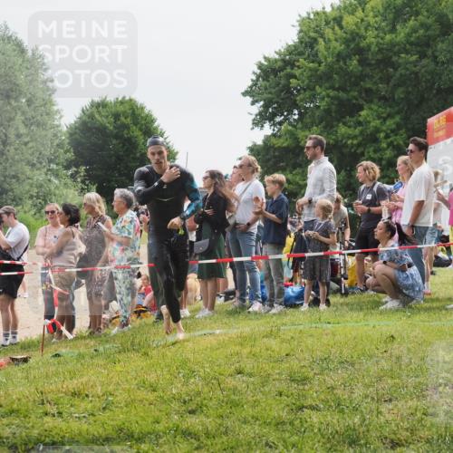 15.06.2025 - 27. Vierlanden-Triathlon KatJ http://msf.ph/oto/8024668 15.06.2025 10:58:03 Schwimmen 640, 647, 705, 738 meine-sportfotos.de