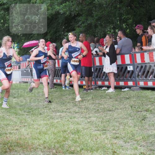 21.06.2025 - 27. Vierlanden-Triathlon KatJ http://msf.ph/oto/8024671 15.06.2025 13:27:03 Ziel 1049, 1051, 1052 meine-sportfotos.de