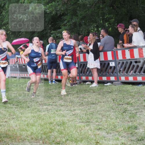 21.06.2025 - 27. Vierlanden-Triathlon KatJ http://msf.ph/oto/8024679 15.06.2025 13:27:03 Ziel 1049, 1051, 1052 meine-sportfotos.de