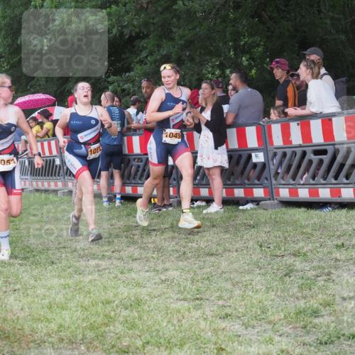21.06.2025 - 27. Vierlanden-Triathlon KatJ http://msf.ph/oto/8024685 15.06.2025 13:27:03 Ziel 1049, 1051, 1052 meine-sportfotos.de