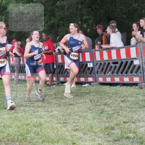 21.06.2025 - 27. Vierlanden-Triathlon KatJ http://msf.ph/oto/8024703 15.06.2025 13:27:03 Ziel 1049, 1051, 1052 meine-sportfotos.de