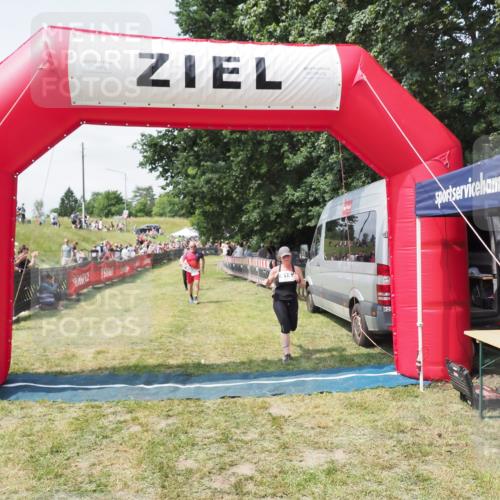 21.06.2025 - 27. Vierlanden-Triathlon MichiJ http://msf.ph/oto/8024708 15.06.2026 11:52:50 Ziel 459, 593, 616 meine-sportfotos.de