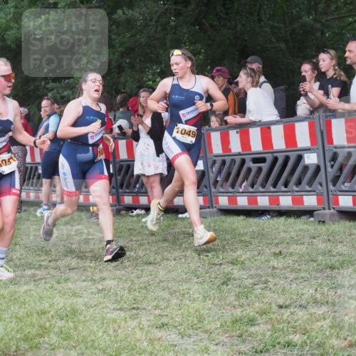 21.06.2025 - 27. Vierlanden-Triathlon KatJ http://msf.ph/oto/8024712 15.06.2025 13:27:03 Ziel 1049, 1051, 1052 meine-sportfotos.de