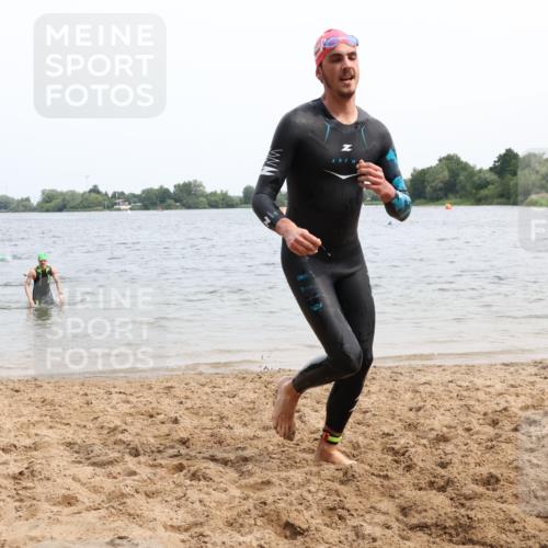 15.06.2025 - 27. Vierlanden-Triathlon Lena Gebhardt http://msf.ph/oto/8024713 15.06.2025 10:56:04 Schwimmen 683, 702, 733 meine-sportfotos.de