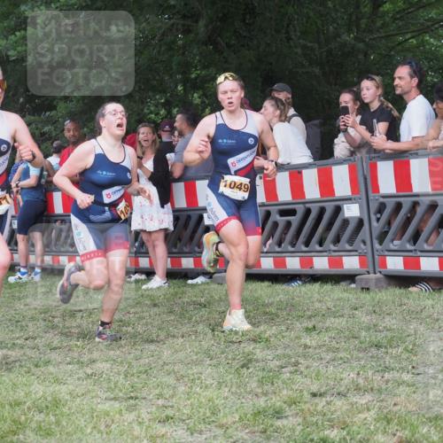 21.06.2025 - 27. Vierlanden-Triathlon KatJ http://msf.ph/oto/8024720 15.06.2025 13:27:03 Ziel 1049, 1051, 1052 meine-sportfotos.de