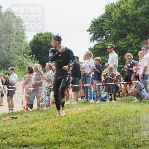 15.06.2025 - 27. Vierlanden-Triathlon KatJ http://msf.ph/oto/8024721 15.06.2025 10:58:04 Schwimmen 640, 647, 705, 738 meine-sportfotos.de