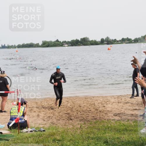 21.06.2025 - 27. Vierlanden-Triathlon MichiJ http://msf.ph/oto/8024727 15.06.2026 10:55:42 Schwimmen 712, 736 meine-sportfotos.de