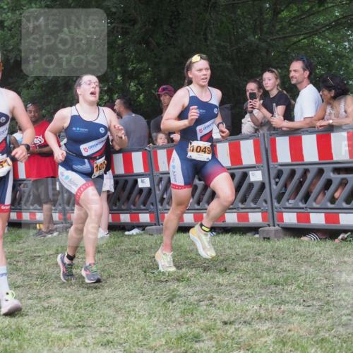 21.06.2025 - 27. Vierlanden-Triathlon KatJ http://msf.ph/oto/8024728 15.06.2025 13:27:04 Ziel 1049, 1051, 1052 meine-sportfotos.de