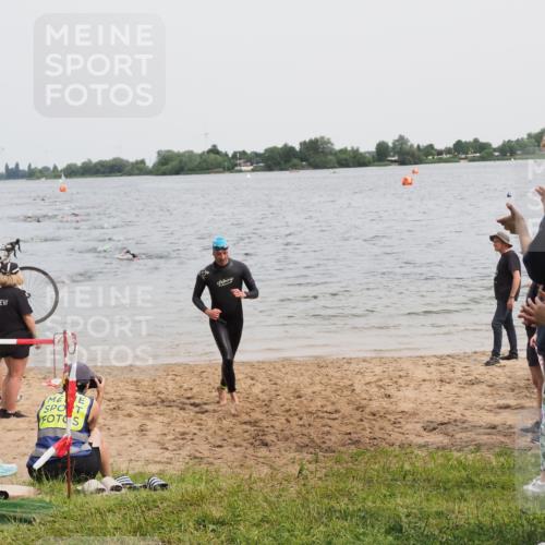21.06.2025 - 27. Vierlanden-Triathlon MichiJ http://msf.ph/oto/8024731 15.06.2026 10:55:42 Schwimmen 712, 736 meine-sportfotos.de