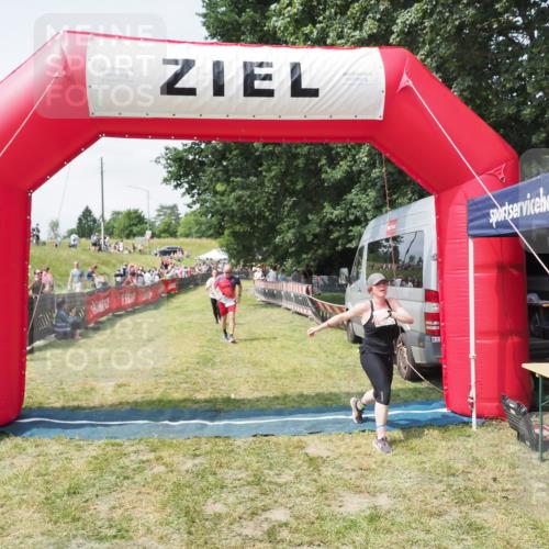 21.06.2025 - 27. Vierlanden-Triathlon MichiJ http://msf.ph/oto/8024732 15.06.2026 11:52:51 Ziel 459, 593, 616 meine-sportfotos.de