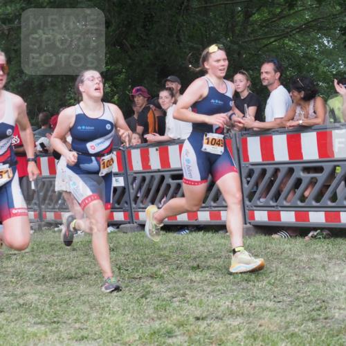 21.06.2025 - 27. Vierlanden-Triathlon KatJ http://msf.ph/oto/8024734 15.06.2025 13:27:04 Ziel 1049, 1051, 1052 meine-sportfotos.de