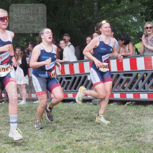 21.06.2025 - 27. Vierlanden-Triathlon KatJ http://msf.ph/oto/8024740 15.06.2025 13:27:04 Ziel 1049, 1051, 1052 meine-sportfotos.de