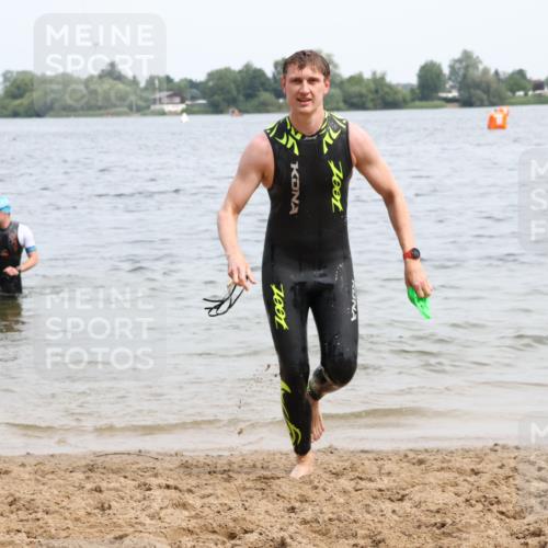 15.06.2025 - 27. Vierlanden-Triathlon Lena Gebhardt http://msf.ph/oto/8024745 15.06.2025 10:56:10 Schwimmen 702, 716, 730, 733 meine-sportfotos.de