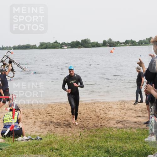 21.06.2025 - 27. Vierlanden-Triathlon MichiJ http://msf.ph/oto/8024757 15.06.2026 10:55:43 Schwimmen 712, 736 meine-sportfotos.de