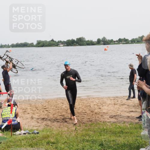 21.06.2025 - 27. Vierlanden-Triathlon MichiJ http://msf.ph/oto/8024759 15.06.2026 10:55:43 Schwimmen 712, 736 meine-sportfotos.de