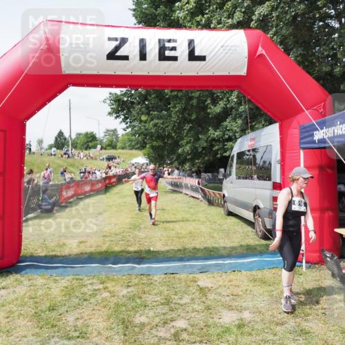 21.06.2025 - 27. Vierlanden-Triathlon MichiJ http://msf.ph/oto/8024762 15.06.2026 11:52:52 Ziel 459, 593, 616 meine-sportfotos.de