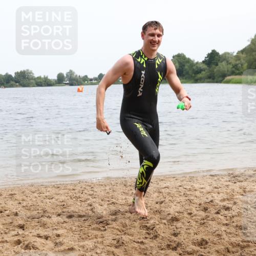 15.06.2025 - 27. Vierlanden-Triathlon Lena Gebhardt http://msf.ph/oto/8024764 15.06.2025 10:56:11 Schwimmen 702, 716, 730, 733 meine-sportfotos.de