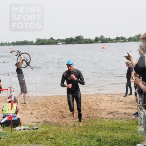 21.06.2025 - 27. Vierlanden-Triathlon MichiJ http://msf.ph/oto/8024778 15.06.2026 10:55:43 Schwimmen 712, 736 meine-sportfotos.de