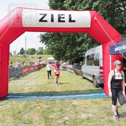 21.06.2025 - 27. Vierlanden-Triathlon MichiJ http://msf.ph/oto/8024782 15.06.2026 11:52:52 Ziel 459, 593, 616 meine-sportfotos.de
