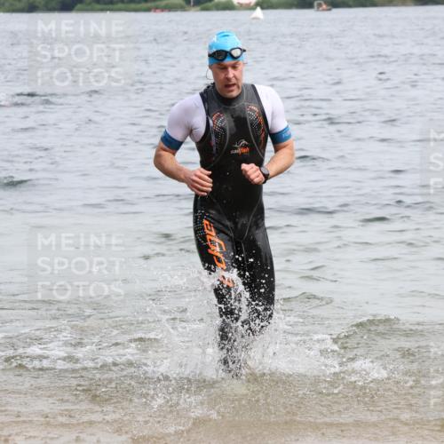 15.06.2025 - 27. Vierlanden-Triathlon Lena Gebhardt http://msf.ph/oto/8024789 15.06.2025 10:56:15 Schwimmen 702, 716, 730 meine-sportfotos.de