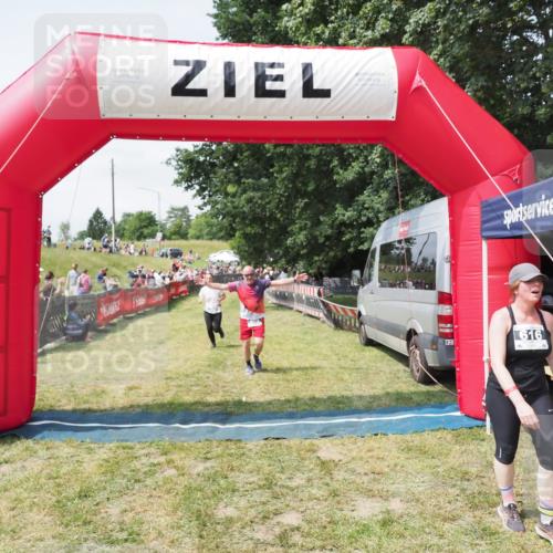 21.06.2025 - 27. Vierlanden-Triathlon MichiJ http://msf.ph/oto/8024790 15.06.2026 11:52:53 Ziel 459, 593, 616 meine-sportfotos.de