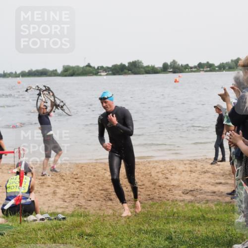 21.06.2025 - 27. Vierlanden-Triathlon MichiJ http://msf.ph/oto/8024791 15.06.2026 10:55:43 Schwimmen 712, 736 meine-sportfotos.de