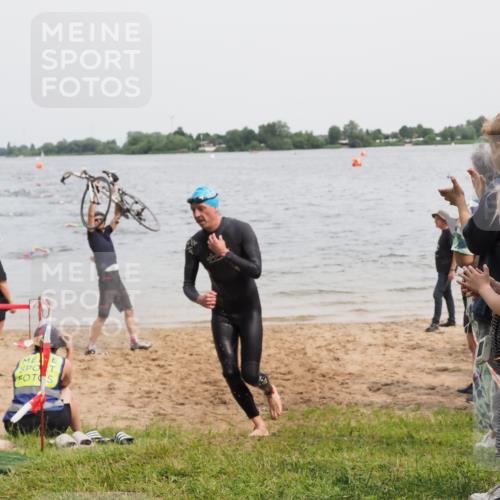 21.06.2025 - 27. Vierlanden-Triathlon MichiJ http://msf.ph/oto/8024797 15.06.2026 10:55:44 Schwimmen 712, 736 meine-sportfotos.de