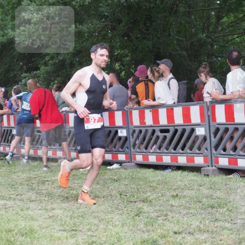 21.06.2025 - 27. Vierlanden-Triathlon KatJ http://msf.ph/oto/8024811 15.06.2025 13:27:22 Ziel 97, 114, 762, 951 meine-sportfotos.de